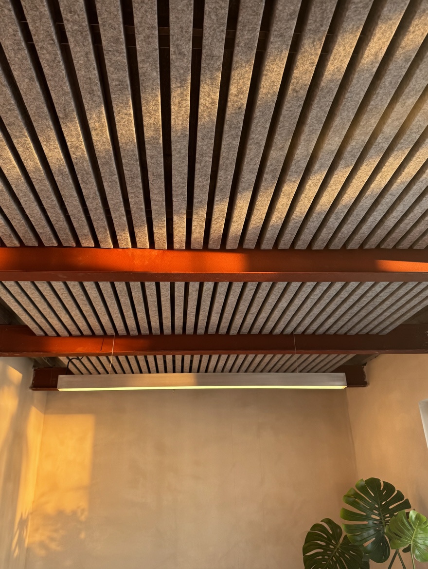 Akustický lamelový strop s absorbermi