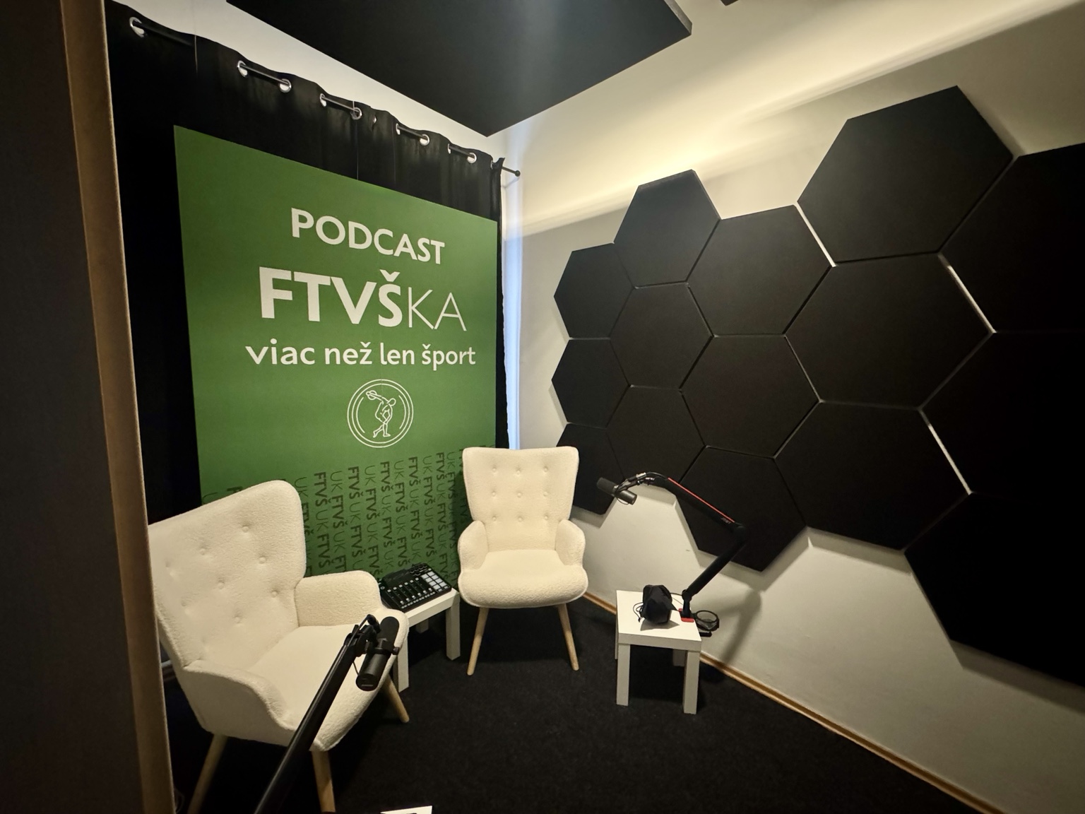 Podcastové štúdio s akustickými panelmi
