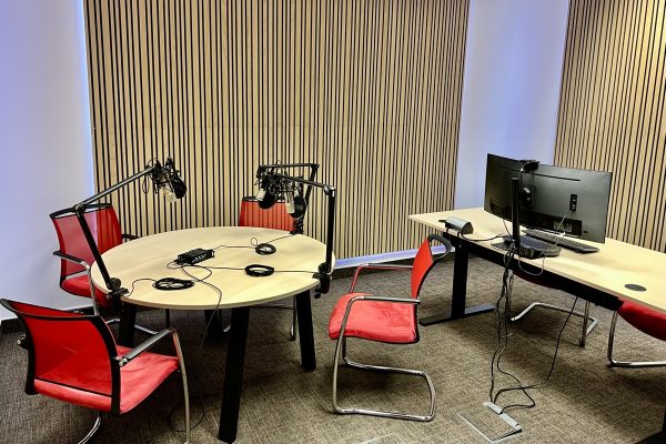 Podcastové pracovisko s mikrofónmi